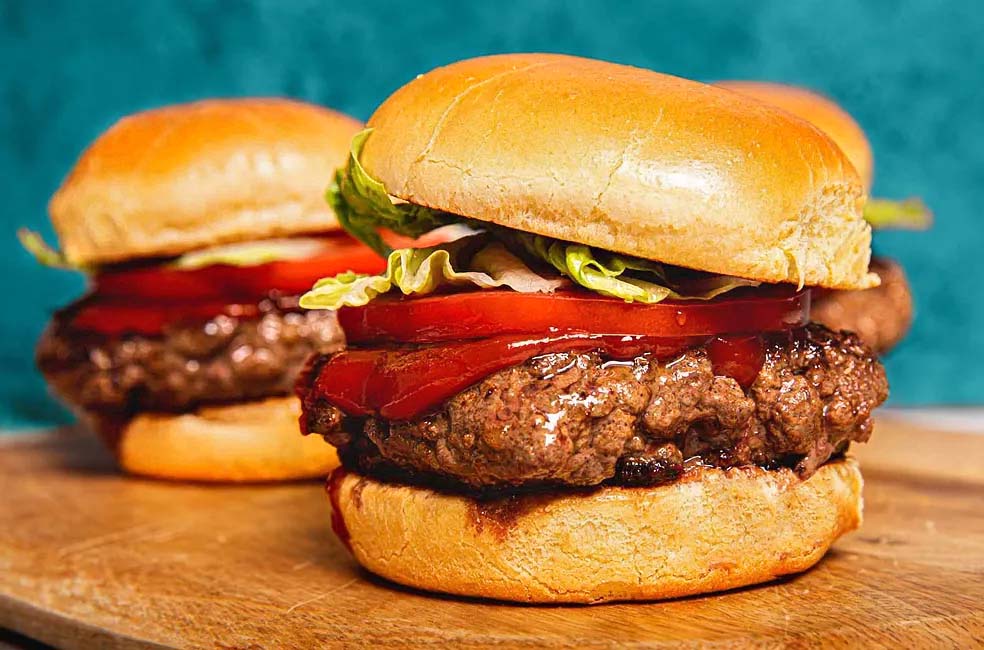 Hot Steak Burger van de BBQ met Marie Sharp’s Smokin’ Marie Hot Sauce